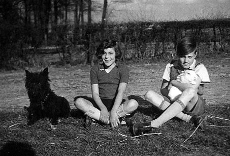Hund Teddy, Sascha, Alexander mit Kaninchen 1935